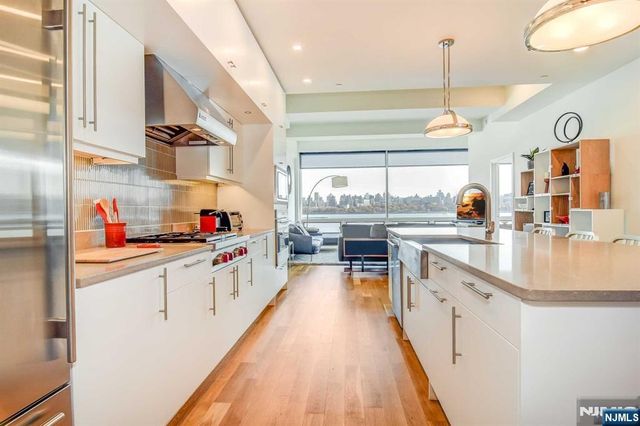 9 Somerset Lane 405, Edgewater, NJ 07020