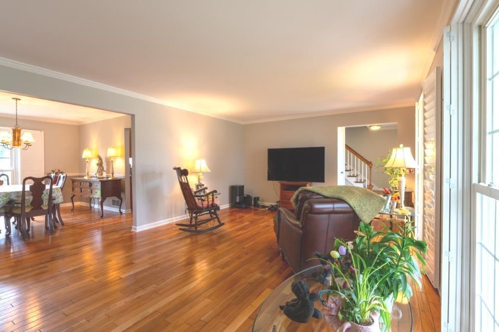 Image 7 of property listing at 1006 Whirlaway Avenue, Naperville, IL 60540