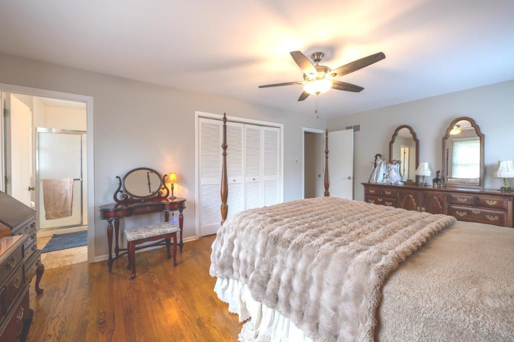 Image 8 of property listing at 1006 Whirlaway Avenue, Naperville, IL 60540