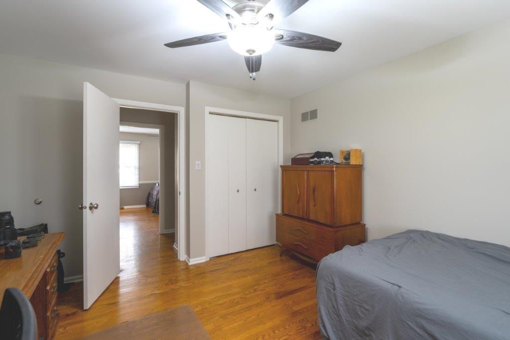 Image 9 of property listing at 1006 Whirlaway Avenue, Naperville, IL 60540