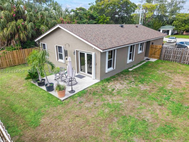 1042 NE 38th St, Oakland Park, FL 33334