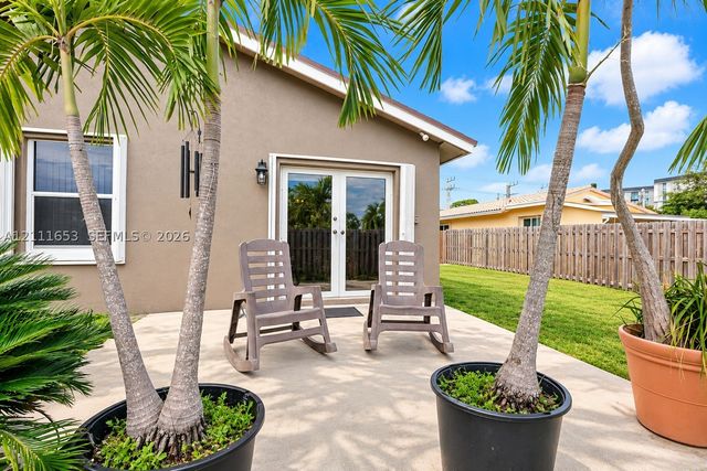 1042 NE 38th St, Oakland Park, FL 33334