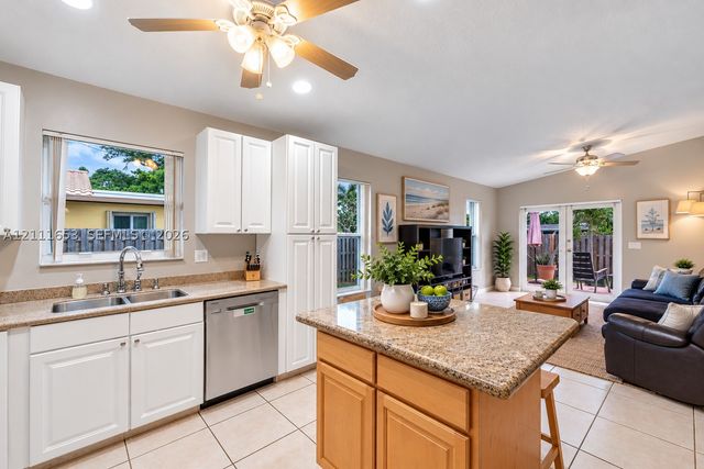 1042 NE 38th St, Oakland Park, FL 33334