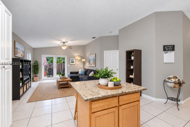 1042 NE 38th St, Oakland Park, FL 33334
