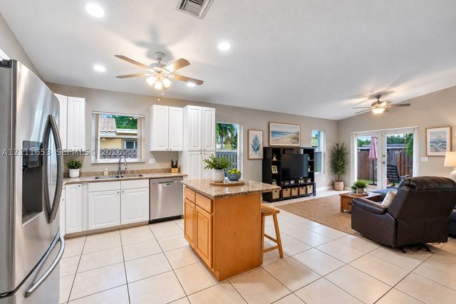 1042 NE 38th St, Oakland Park, FL 33334
