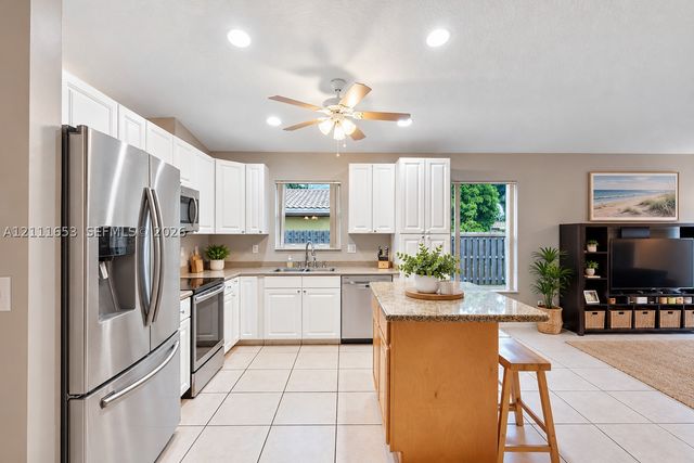 1042 NE 38th St, Oakland Park, FL 33334