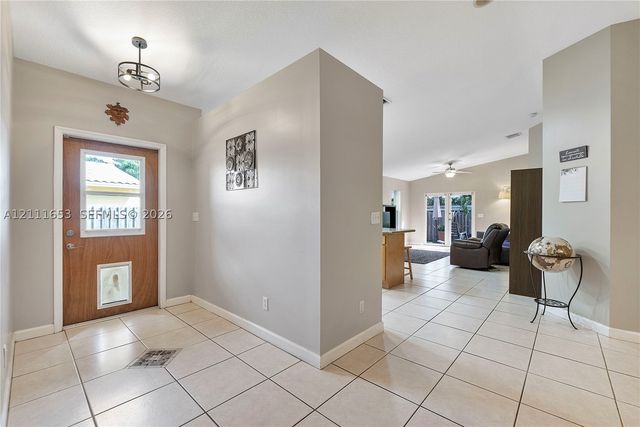 1042 NE 38th St, Oakland Park, FL 33334