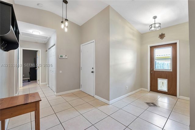 1042 NE 38th St, Oakland Park, FL 33334