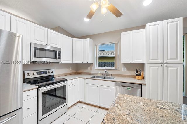 1042 NE 38th St, Oakland Park, FL 33334