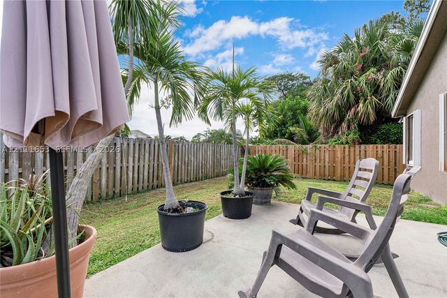 1042 NE 38th St, Oakland Park, FL 33334