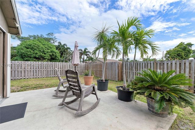 1042 NE 38th St, Oakland Park, FL 33334