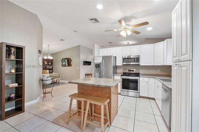 1042 NE 38th St, Oakland Park, FL 33334