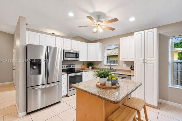 1042 NE 38th St, Oakland Park, FL 33334