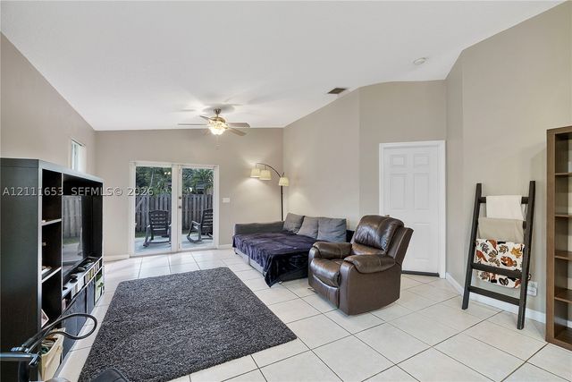 1042 NE 38th St, Oakland Park, FL 33334