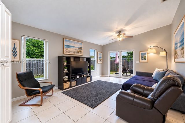 1042 NE 38th St, Oakland Park, FL 33334