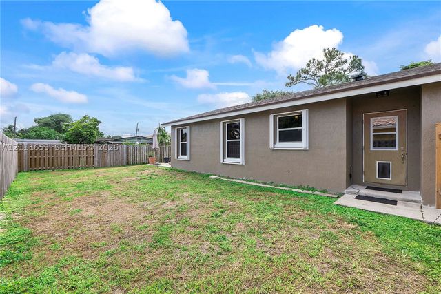 1042 NE 38th St, Oakland Park, FL 33334