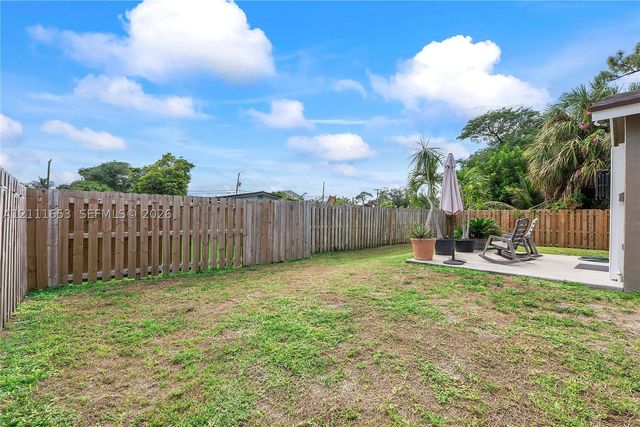 1042 NE 38th St, Oakland Park, FL 33334