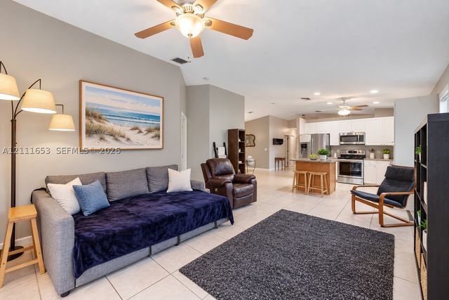 1042 NE 38th St, Oakland Park, FL 33334