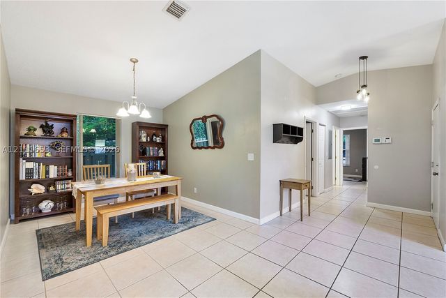 1042 NE 38th St, Oakland Park, FL 33334