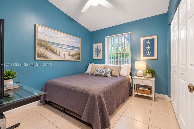 1042 NE 38th St, Oakland Park, FL 33334