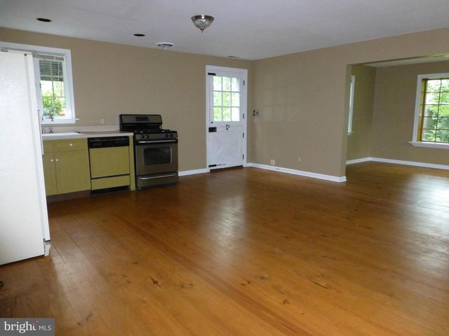 2046 GREENWICH ST, Falls Church, VA 22043