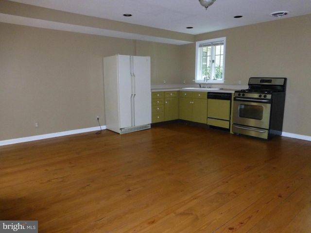 2046 GREENWICH ST, Falls Church, VA 22043