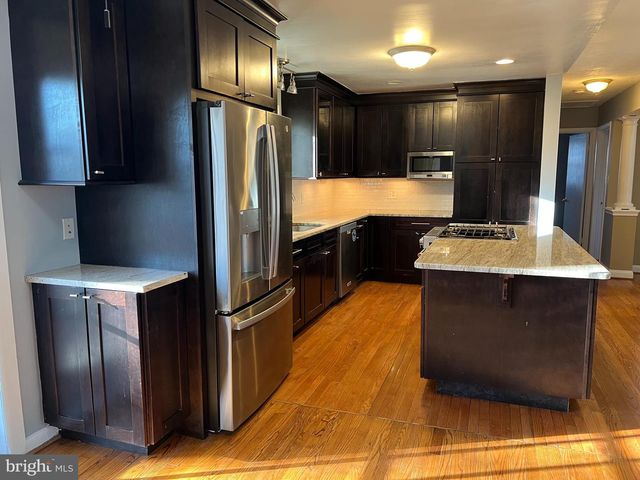 2046 GREENWICH ST, Falls Church, VA 22043