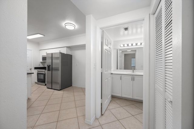 6475 Emerald Dunes Drive 206, West Palm Beach, FL 33411