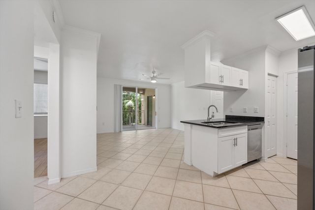 6475 Emerald Dunes Drive 206, West Palm Beach, FL 33411