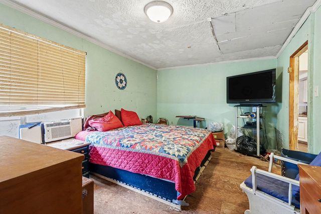 1012 Clear Lake Road, Highlands, TX 77562