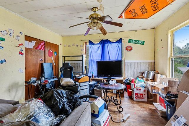 1012 Clear Lake Road, Highlands, TX 77562