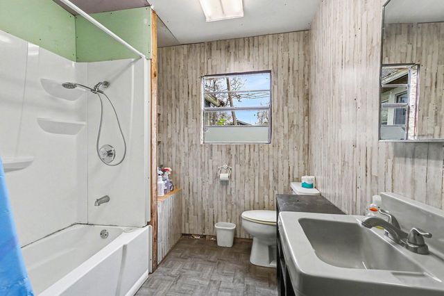 1012 Clear Lake Road, Highlands, TX 77562