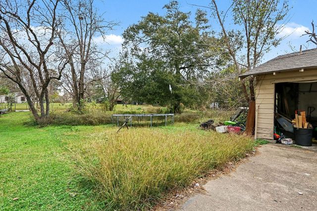 1012 Clear Lake Road, Highlands, TX 77562