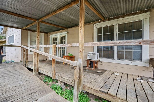 1012 Clear Lake Road, Highlands, TX 77562