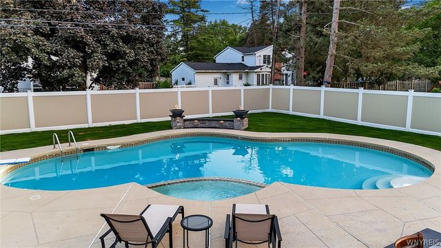 20 Rolling Meadow Lane, Amherst, NY 14051