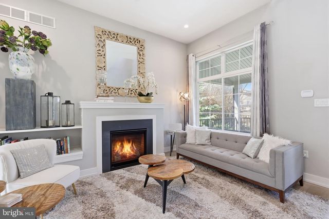 547 WALNUT LN, Philadelphia, PA 19128