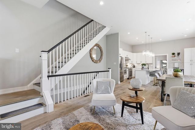 547 WALNUT LN, Philadelphia, PA 19128