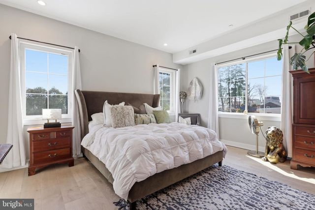 547 WALNUT LN, Philadelphia, PA 19128