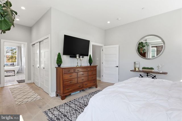 547 WALNUT LN, Philadelphia, PA 19128