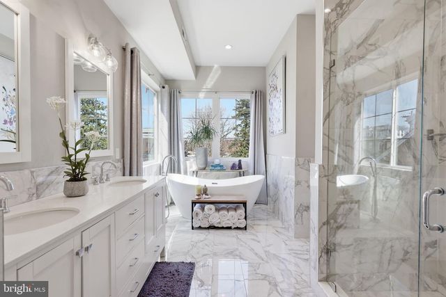 547 WALNUT LN, Philadelphia, PA 19128