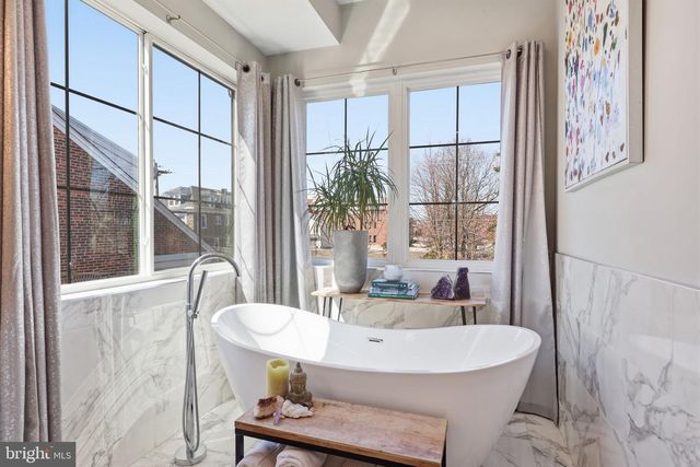 547 WALNUT LN, Philadelphia, PA 19128