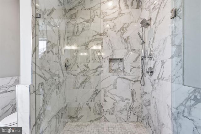 547 WALNUT LN, Philadelphia, PA 19128