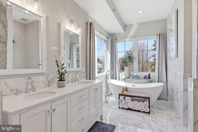 547 WALNUT LN, Philadelphia, PA 19128