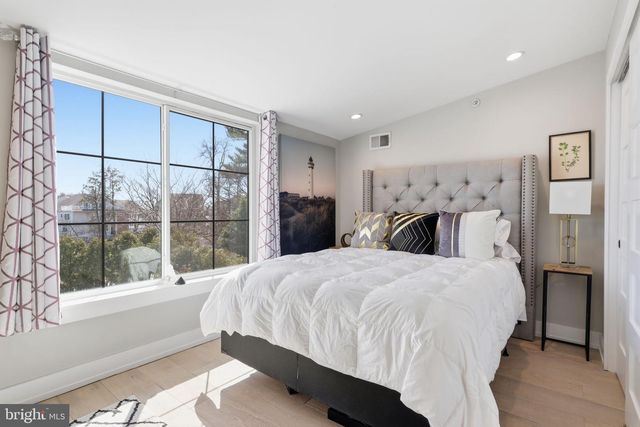 547 WALNUT LN, Philadelphia, PA 19128