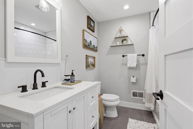 547 WALNUT LN, Philadelphia, PA 19128