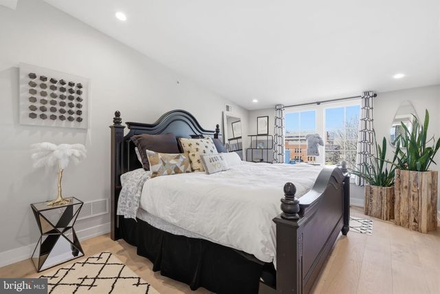 547 WALNUT LN, Philadelphia, PA 19128