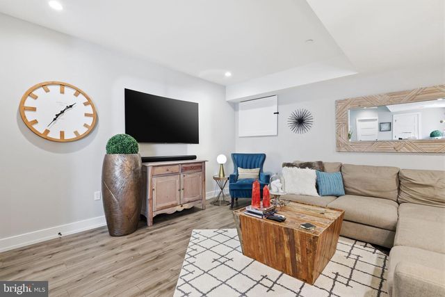 547 WALNUT LN, Philadelphia, PA 19128