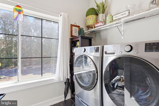 547 WALNUT LN, Philadelphia, PA 19128