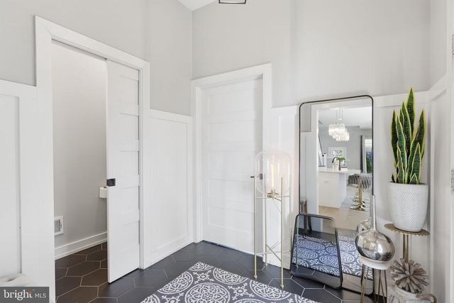 547 WALNUT LN, Philadelphia, PA 19128