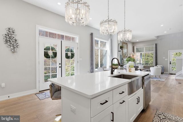 547 WALNUT LN, Philadelphia, PA 19128